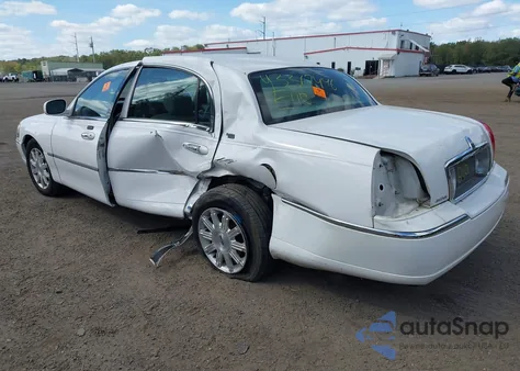 2009 Lincoln Town Car Signature Limited from USA, damaged, VIN 2LNHM82V09X633512